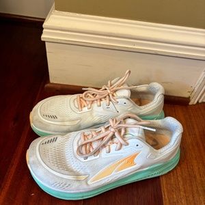 Women's Altra Paradigm 6 Size 9.5